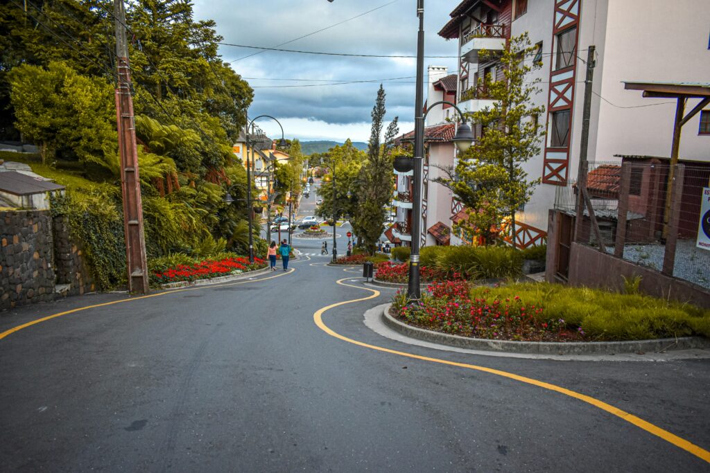 Rua Torta - Rua: Emílio Sorgetz
Rua em Gramado, Rio Grande do Sul